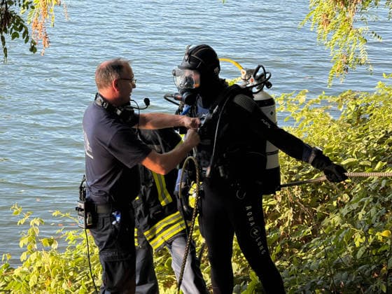 Brückenspringer mutmaßlich nach sprung nicht mehr aufgetaucht - Großeinsatz am Rhein-Herne Kanal - Nähe der Cranger Kirmes - Recklinghäuser Straßenbrücke 7aIMG: 0568867 Brückenspringer mutmaßlich nach sprung nicht mehr aufgetaucht - Großeinsatz am Rhein-Herne Kanal - Nähe der Cranger Kirmes - Recklinghäuser StraßenbrückeNordrhein-Westfalen, Herne *** Bridge Jumper Presumed Not to Have Resurfaced After Jump; Major Search Operation on the Rhine-Herne Canal Near the Cranger Kirmes Recklinghausen Road Bridge 7aIMG 0568867 Bridge Jumper Presumed Not to Have Resurfaced After Jump; Major Search Operation on the Rhine-Herne Canal near the Cranger Kirmes and the Recklinghausen Road Bridge, North Rhine-Westphalia, Herne Copyright: 7aktuell.dex xMarcxGruber 0568867 20260808_7a_express_20260808_9604_568867