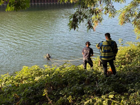 News Bilder des Tages Brückenspringer mutmaßlich nach sprung nicht mehr aufgetaucht - Großeinsatz am Rhein-Herne Kanal - Nähe der Cranger Kirmes - Recklinghäuser Straßenbrücke 7aIMG: 0568869 Brückenspringer mutmaßlich nach sprung nicht mehr aufgetaucht - Großeinsatz am Rhein-Herne Kanal - Nähe der Cranger Kirmes - Recklinghäuser StraßenbrückeNordrhein-Westfalen, Herne *** Bridge Jumper Presumed Not to Have Resurfaced After Jump; Major Search Operation on the Rhine-Herne Canal Near the Cranger Kirmes Recklinghausen Road Bridge 7aIMG 0568869 Bridge Jumper Presumed Not to Have Resurfaced After Jump; Major Search Operation on the Rhine-Herne Canal near the Cranger Kirmes and the Recklinghausen road bridge, North Rhine-Westphalia, Herne Copyright: 7aktuell.dex xMarcxGruber 0568869 20260808_7a_express_20260808_9604_568869