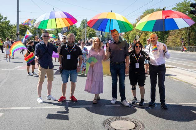 Reportage 08.08.2026 Die Demo zum CSD 2026 in Nürnberg am Samstag durch die Nürnberger Innenstadt, Motto: Nürnberg Liebt!, Bürgermeister Marcus König (Mitte) führte den Demo-Zug auch dieses Jahr wieder an, Zweite Rechts: Daniela Walcher, Co-Vorsitzende des Fördervereins CSD Nünberg e.V. Nürnberg Bayern Deutschland *** Report, August 8, 2026: The 2026 CSD parade in Nuremberg took place on Saturday through downtown Nuremberg under the slogan Nuremberg Loves. Mayor Marcus König (center) led the parade once again this year; second from the right is Daniela Walcher, Co-Chair of the CSD Nuremberg e.V. Support Association, Nuremberg, Bavaria, Germany