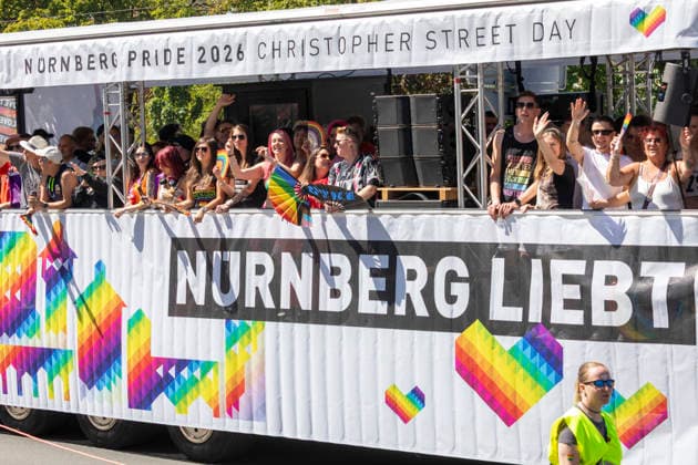 Reportage 08.08.2026 Die Demo zum CSD 2026 in Nürnberg am Samstag durch die Nürnberger Innenstadt, Motto: Nürnberg Liebt!, Der erste Wagen vom Förderverein mit dem Motto Nürnberg Liebt! Nürnberg Bayern Deutschland *** Report, August 8, 2026: The 2026 CSD parade in Nuremberg on Saturday wound its way through downtown Nuremberg under the slogan Nuremberg Loves. The first float from the support association bore the slogan Nuremberg Loves Nuremberg, Bavaria, Germany.