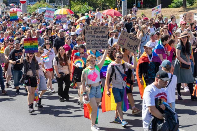 Reportage 08.08.2026 Die Demo zum CSD 2026 in Nürnberg am Samstag durch die Nürnberger Innenstadt, Motto: Nürnberg Liebt!, Auch diese Jahr waren wieder vele Schilder gemalt und gestaltet worden, es ist eine Demo Nürnberg Bayern Deutschland *** Report, August 8, 2026: The 2026 CSD parade in Nuremberg took place on Saturday through downtown Nuremberg, with the slogan Nuremberg Loves. Once again this year, many signs had been painted and designed; it is a parade in Nuremberg, Bavaria, Germany.