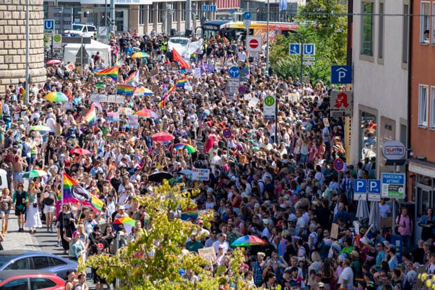 Reportage 08.08.2026 Die Demo zum CSD 2026 in Nürnberg am Samstag durch die Nürnberger Innenstadt, Motto: Nürnberg Liebt!, Tausende und Abertausende Teilnehmende über den Rathenauplatz und die Äußere Laufer Gasse rein in die Altstadt Nürnberg Bayern Deutschland *** Report, August 8, 2026: The 2026 CSD parade in Nuremberg on Saturday wound its way through downtown Nuremberg, theme: Nuremberg Loves, with thousands upon thousands of participants marching across Rathenauplatz and down Äußere Laufer Gasse into the Old Town of Nuremberg, Bavaria, Germany