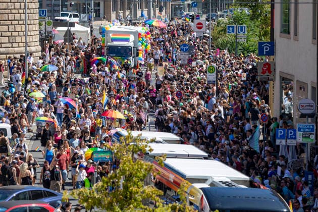 Reportage 08.08.2026 Die Demo zum CSD 2026 in Nürnberg am Samstag durch die Nürnberger Innenstadt, Motto: Nürnberg Liebt!, Tausende und Abertausende Teilnehmende über den Rathenauplatz und die Äußere Laufer Gasse rein in die Altstadt Nürnberg Bayern Deutschland *** Report, August 8, 2026: The 2026 CSD parade in Nuremberg on Saturday wound its way through downtown Nuremberg, theme: Nuremberg Loves, with thousands upon thousands of participants marching across Rathenauplatz and down Äußere Laufer Gasse into the Old Town of Nuremberg, Bavaria, Germany