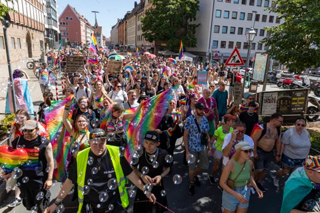 Reportage 08.08.2026 Die Demo zum CSD 2026 in Nürnberg am Samstag durch die Nürnberger Innenstadt, Motto: Nürnberg Liebt!, Direkt hinter dem Party LKW des Fördervereins war die Stimmung super und die Luft voller Seifenblasen Nürnberg Bayern Deutschland *** Report, August 8, 2026: The 2026 CSD parade in Nuremberg wound its way through downtown Nuremberg on Saturday under the slogan Nuremberg Loves. Right behind the support association’s party truck, the atmosphere was fantastic and the air was filled with soap bubbles. Nuremberg, Bavaria, Germany