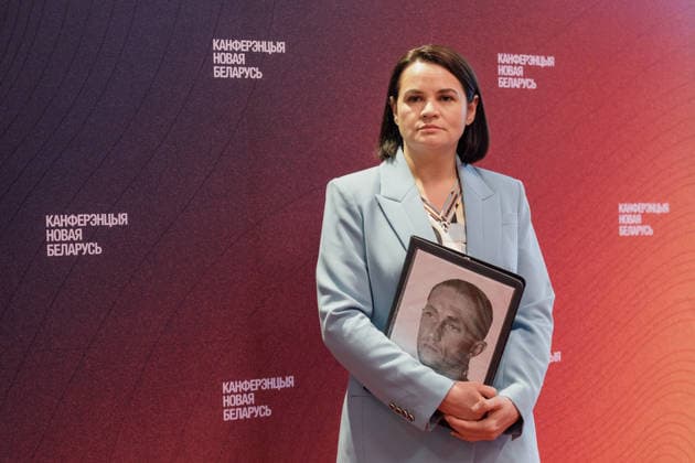 News Bilder des Tages New Belarus Conference in Warsaw - 08 Aug 2026 Belarusian democratic leader Sviatlana Tsikhanouskaya holds a portrait of political prisoner Vital Chopik at the New Belarus Conference. The New Belarus Conference was held in Warsaw bringing together representatives of Belarusian democratic forces, activists, former political prisoners, civil society representatives and international partners. The conference was held ahead of the sixth anniversary of the August 2020 presidential election in Belarus and focused on political and social changes in recent years, support networks for Belarusians and Belarus, the regional outlook and the role of Belarusian democratic forces in these processes. Warsaw Poland Copyright: xVolhaxShukailax xSOPAxImagesx VSHUKAILA_4164
