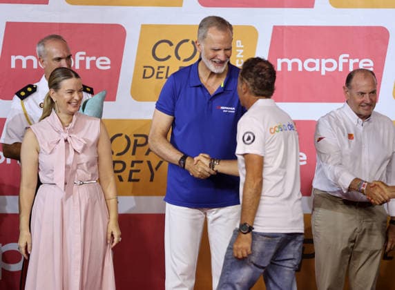 King Felipe VI Presents Awards to the Champions of the 44th Copa del Rey Sailing Regatta King Felipe VI alongside Javier Banderas during the awards ceremony for the 44th Mapfre Copa del Rey Sailing Regatta at the Almudaina Palace on August 8, 2026, in Palma de Mallorca, Balearic Islands, Spain. This is one of the most important regattas in the Mediterranean, which has met participation expectations, featuring six highly competitive classes and already exceeding 100 registered teams representing nearly twenty countries, with nearly a thousand sailors in a competition that begins on Tuesday, August 4, and ends on Saturday, August 8. AWARDS REGATTAS SAILING BOATS Raú Palma de Mallorca Palma de Mallorca Spain  Copyright: xRaulxTerrelx 7706591