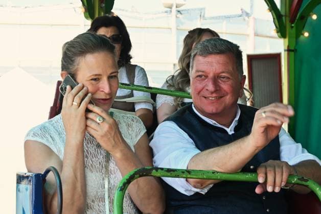 Nach dem Oktoberfest ist das Gäubodenvolksfest in Straubing das bekannteste Volksfest in Bayern. Der Vergnügungspark umfasst rund 130 Fahrgeschäfte. Kirmes-Besucher beim Jahrmarkt auf dem Rummel. Foto: Ann-Kathrin und Christian Bernreiter. Christian Bernreiter ist deutscher Politiker und seit 2022 Bayerischer Staatsminister für Wohnen, Bau und Verkehr. Zuvor war er von 2002 bis 2022 Landrat des Landkreises Deggendorf in Niederbayern. Seit 2023 ist er Abgeordneter im Bayerischen Landtag. *** After Oktoberfest, the Gäubodenvolksfest in Straubing is the best-known folk festival in Bavaria. The amusement park features around 130 rides. Fairgoers at the fairground. Photo by Ann Kathrin and Christian Bernreiter. Christian Bernreiter is a Ger