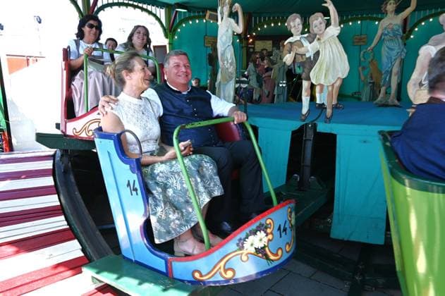 Nach dem Oktoberfest ist das Gäubodenvolksfest in Straubing das bekannteste Volksfest in Bayern. Der Vergnügungspark umfasst rund 130 Fahrgeschäfte. Kirmes-Besucher beim Jahrmarkt auf dem Rummel. Foto: Ann-Kathrin und Christian Bernreiter. Christian Bernreiter ist deutscher Politiker und seit 2022 Bayerischer Staatsminister für Wohnen, Bau und Verkehr. Zuvor war er von 2002 bis 2022 Landrat des Landkreises Deggendorf in Niederbayern. Seit 2023 ist er Abgeordneter im Bayerischen Landtag. *** After Oktoberfest, the Gäubodenvolksfest in Straubing is the best-known folk festival in Bavaria. The amusement park features around 130 rides. Fairgoers at the fairground. Photo by Ann Kathrin and Christian Bernreiter. Christian Bernreiter is a Ger