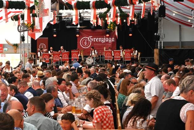 Nach dem Oktoberfest ist das Gäubodenvolksfest in Straubing das bekannteste Volksfest in Bayern. Der Vergnügungspark umfasst rund 130 Fahrgeschäfte. Kirmes-Besucher beim Jahrmarkt auf dem Rummel. Foto: Die Volksmusik-Kapelle Grenzjaga spielt im Lechner-Festzelt. *** After Oktoberfest, the Gäubodenvolksfest in Straubing is the most famous folk festival in Bavaria. The amusement park features around 130 rides. Fairgoers at the fairground. Photo: The folk music band Grenzjaga is playing in the Lechner festival tent.