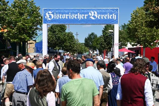 Nach dem Oktoberfest ist das Gäubodenvolksfest in Straubing das bekannteste Volksfest in Bayern. Der Vergnügungspark umfasst rund 130 Fahrgeschäfte. Kirmes-Besucher beim Jahrmarkt auf dem Rummel. Foto: Menschen-Trubel, historischer Bereich *** After Oktoberfest, the Gäubodenvolksfest in Straubing is the most famous folk festival in Bavaria. The amusement park features around 130 rides. Fairgoers at the fairgrounds. Photos: People, hustle and bustle, historic area
