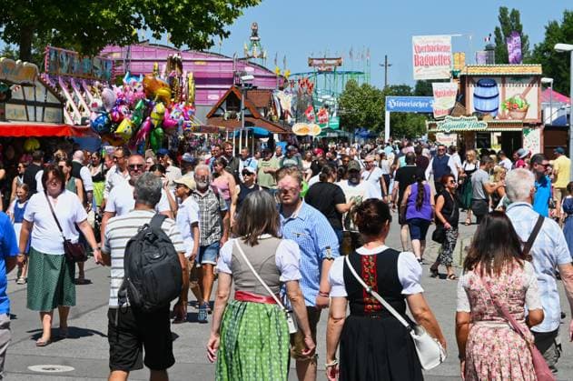 Nach dem Oktoberfest ist das Gäubodenvolksfest in Straubing das bekannteste Volksfest in Bayern. Der Vergnügungspark umfasst rund 130 Fahrgeschäfte. Kirmes-Besucher beim Jahrmarkt auf dem Rummel. Foto: Menschen-Trubel auf dem Festplatz am Hagen. *** After Oktoberfest, the Gäubodenvolksfest in Straubing is the most famous folk festival in Bavaria. The amusement park features around 130 rides. Fairgoers at the fairground. Photo: People and the hustle and bustle at the Hagen fairgrounds.