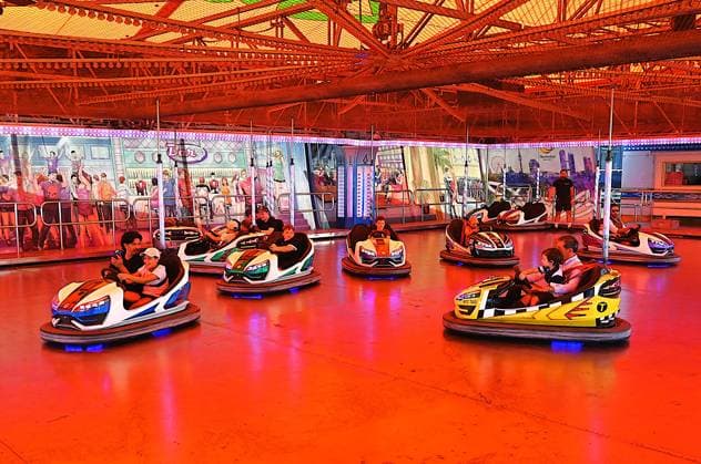 Nach dem Oktoberfest ist das Gäubodenvolksfest in Straubing das bekannteste Volksfest in Bayern. Der Vergnügungspark umfasst rund 130 Fahrgeschäfte. Kirmes-Besucher beim Jahrmarkt auf dem Rummel. Foto: Fahrgeschäft - Distel Autoscooter *** After Oktoberfest, the Gäubodenvolksfest in Straubing is the most famous folk festival in Bavaria. The amusement park features around 130 rides. Fairgoers at the fairground. Photo: Distel bumper cars ride.