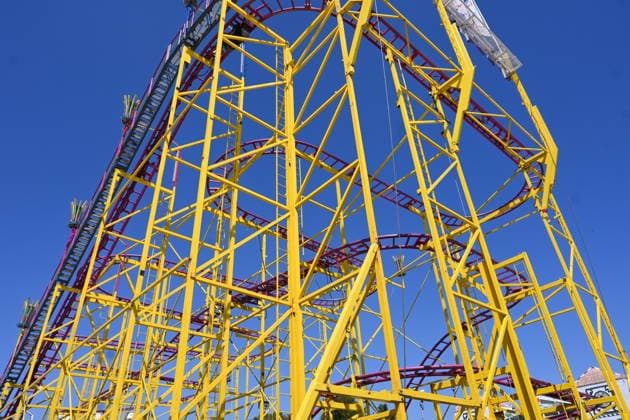 Nach dem Oktoberfest ist das Gäubodenvolksfest in Straubing das bekannteste Volksfest in Bayern. Der Vergnügungspark umfasst rund 130 Fahrgeschäfte. Kirmes-Besucher beim Jahrmarkt auf dem Rummel. Foto: Wilde Maus, Achterbahn von Schausteller Münch *** After Oktoberfest, the Gäubodenvolksfest in Straubing is the most famous folk festival in Bavaria. The amusement park features around 130 rides. Fairgoers at the fairground. Photo: Wilde Maus, a roller coaster by showman Münch.