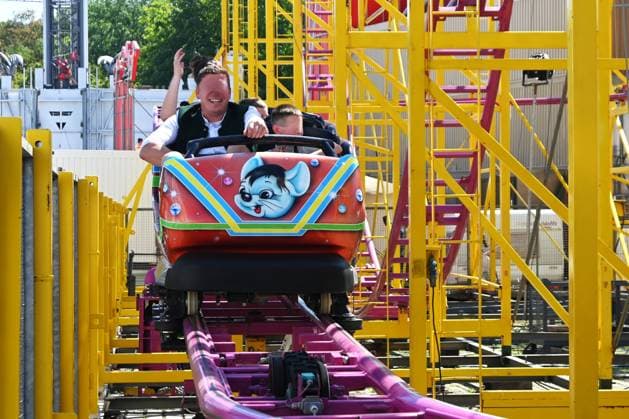 Nach dem Oktoberfest ist das Gäubodenvolksfest in Straubing das bekannteste Volksfest in Bayern. Der Vergnügungspark umfasst rund 130 Fahrgeschäfte. Kirmes-Besucher beim Jahrmarkt auf dem Rummel. Foto: Wilde Maus, Achterbahn von Schausteller Münch *** After Oktoberfest, the Gäubodenvolksfest in Straubing is the most famous folk festival in Bavaria. The amusement park features around 130 rides. Fairgoers at the fairground. Photo: Wilde Maus, a roller coaster by showman Münch.