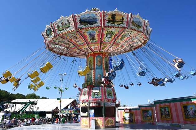 Nach dem Oktoberfest ist das Gäubodenvolksfest in Straubing das bekannteste Volksfest in Bayern. Der Vergnügungspark umfasst rund 130 Fahrgeschäfte. Kirmes-Besucher beim Jahrmarkt auf dem Rummel. Foto: Stranninger, Wellenflug - Kettenkarussell. *** After Oktoberfest, the Gäubodenvolksfest in Straubing is the most famous folk festival in Bavaria. The amusement park features around 130 rides. Fairgoers at the fairground. Photo: Stranninger, Wellenflug chain carousel