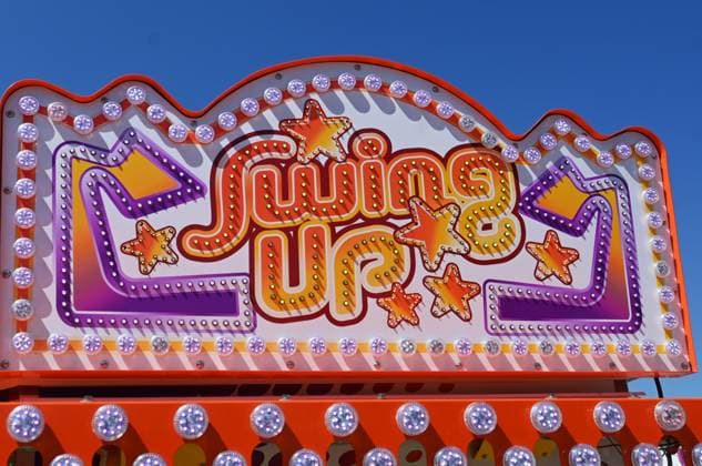 Nach dem Oktoberfest ist das Gäubodenvolksfest in Straubing das bekannteste Volksfest in Bayern. Der Vergnügungspark umfasst rund 130 Fahrgeschäfte. Kirmes-Besucher beim Jahrmarkt auf dem Rummel. Foto: Swing Up - Fahrgeschäft der Schaustellerfamilie Thoma. Dieses Karussell war bis 2019 in einem Freizeitpark in Tokio - Japan - in Betrieb. *** After Oktoberfest, the Gäubodenvolksfest in Straubing is the best-known folk festival in Bavaria. The amusement park features around 130 rides. Fairgoers at the fairground. Photo: Swing Up, a ride operated by the Thoma family of showmen. This carousel was in operation until 2019 at an amusementin Tokyo, Japan