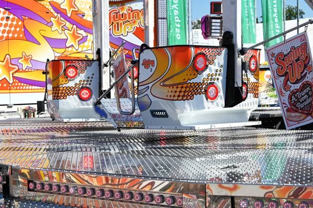 Nach dem Oktoberfest ist das Gäubodenvolksfest in Straubing das bekannteste Volksfest in Bayern. Der Vergnügungspark umfasst rund 130 Fahrgeschäfte. Kirmes-Besucher beim Jahrmarkt auf dem Rummel. Foto: Swing Up - Fahrgeschäft der Schaustellerfamilie Thoma. Dieses Karussell war bis 2019 in einem Freizeitpark in Tokio - Japan - in Betrieb. *** After Oktoberfest, the Gäubodenvolksfest in Straubing is the best-known folk festival in Bavaria. The amusement park features around 130 rides. Fairgoers at the fairground. Photo: Swing Up, a ride operated by the Thoma family of showmen. This carousel was in operation until 2019 at an amusementin Tokyo, Japan