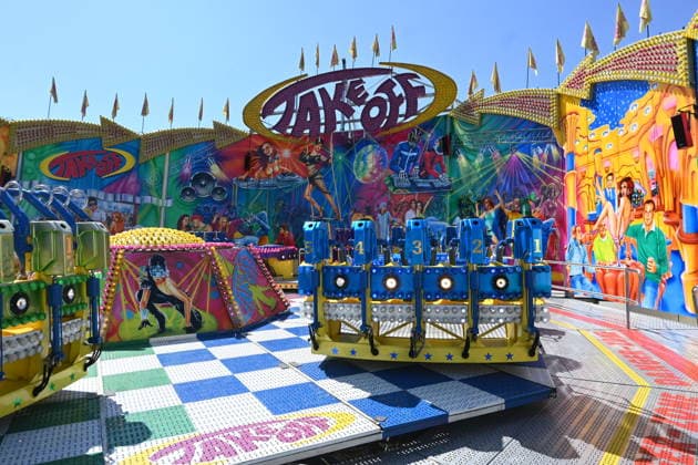 Nach dem Oktoberfest ist das Gäubodenvolksfest in Straubing das bekannteste Volksfest in Bayern. Der Vergnügungspark umfasst rund 130 Fahrgeschäfte. Kirmes-Besucher beim Jahrmarkt auf dem Rummel. Foto: Take Off - Fahrgeschäft *** After Oktoberfest, the Gäubodenvolksfest in Straubing is the most famous folk festival in Bavaria. The amusement park features around 130 rides. Fairgoers at the fairground. Photo: Take Off ride