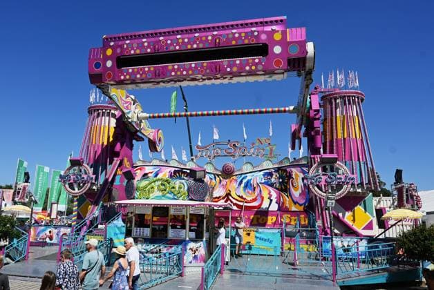 Nach dem Oktoberfest ist das Gäubodenvolksfest in Straubing das bekannteste Volksfest in Bayern. Der Vergnügungspark umfasst rund 130 Fahrgeschäfte. Kirmes-Besucher beim Jahrmarkt auf dem Rummel. Foto: Top Spin 1 - Fahrgeschäft. *** After Oktoberfest, the Gäubodenvolksfest in Straubing is the most famous folk festival in Bavaria. The amusement park features around 130 rides. Fairgoers at the fairground. Photo: Top Spin 1 ride
