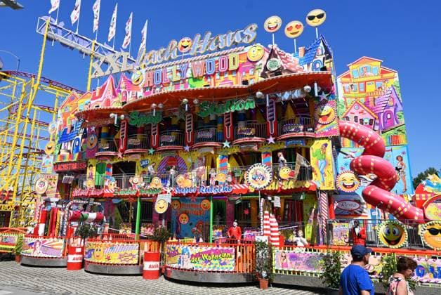 Nach dem Oktoberfest ist das Gäubodenvolksfest in Straubing das bekannteste Volksfest in Bayern. Der Vergnügungspark umfasst rund 130 Fahrgeschäfte. Kirmes-Besucher beim Jahrmarkt auf dem Rummel. Foto: XXL Lachhaus, Laufgeschäft *** After Oktoberfest, the Gäubodenvolksfest in Straubing is the most famous folk festival in Bavaria. The amusement park features around 130 rides. Fairgoers at the fairground. Photo: XXL Laughing House, walking ride