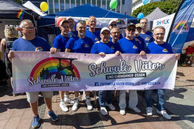 Die Ruhrpride 2026 in Essen. 08.08.2026, EU, DEU, Deutschland, Nordrhein-Westfalen, Essen: Nach dem Anschlag in Berlin fand die Ruhr Pride bzw. der CSD unter dem inoffiziellen Motto Jetzt erst recht statt. Wie in den letzten Jahren zog die Demonstration vom Messeparkplatz in Rüttenscheid am Bahnhof vorbei zum Kennedyplatz in der Innenstadt. An der Spitze der Demonstration mit mehreren 1000 Personen stand der CDU-Oberbürgermeister Thomas Kufen. EU, DEU, Germany, North Rhine-Westphalia, Essen: Following the attack in Berlin, Ruhr Pride or the CSD took place under the unofficial slogan ˜Now more than ever™. As in previous years, the march set off from the exhibition centre car park in Rüttenscheid, passed the railway stat