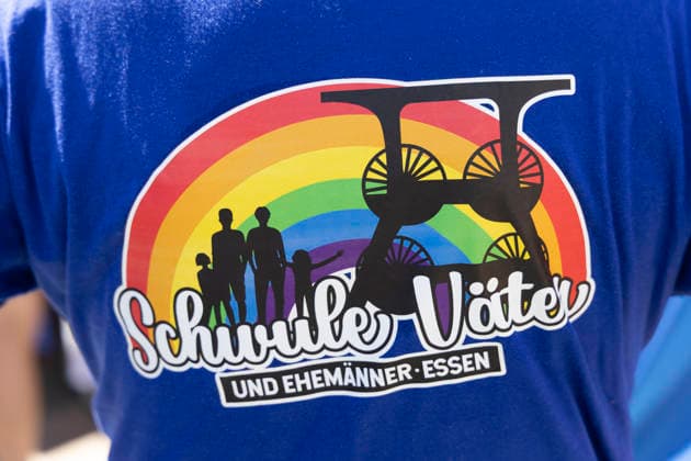 Die Ruhrpride 2026 in Essen. 08.08.2026, EU, DEU, Deutschland, Nordrhein-Westfalen, Essen: Nach dem Anschlag in Berlin fand die Ruhr Pride bzw. der CSD unter dem inoffiziellen Motto Jetzt erst recht statt. Wie in den letzten Jahren zog die Demonstration vom Messeparkplatz in Rüttenscheid am Bahnhof vorbei zum Kennedyplatz in der Innenstadt. An der Spitze der Demonstration mit mehreren 1000 Personen stand der CDU-Oberbürgermeister Thomas Kufen. EU, DEU, Germany, North Rhine-Westphalia, Essen: Following the attack in Berlin, Ruhr Pride or the CSD took place under the unofficial slogan ˜Now more than ever™. As in previous years, the march set off from the exhibition centre car park in Rüttenscheid, passed the railway stat