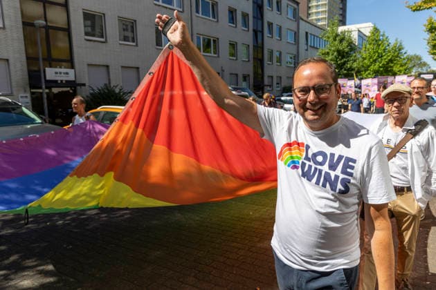 Die Ruhrpride 2026 in Essen. 08.08.2026, EU, DEU, Deutschland, Nordrhein-Westfalen, Essen: Nach dem Anschlag in Berlin fand die Ruhr Pride bzw. der CSD unter dem inoffiziellen Motto Jetzt erst recht statt. Wie in den letzten Jahren zog die Demonstration vom Messeparkplatz in Rüttenscheid am Bahnhof vorbei zum Kennedyplatz in der Innenstadt. An der Spitze der Demonstration mit mehreren 1000 Personen stand der CDU-Oberbürgermeister Thomas Kufen (an der Fahne rechts). EU, DEU, Germany, North Rhine-Westphalia, Essen: Following the attack in Berlin, Ruhr Pride or the CSD took place under the unofficial slogan ˜Now more than ever™. As in previous years, the march set off from the exhibition centre car park in Rüttenscheid, p