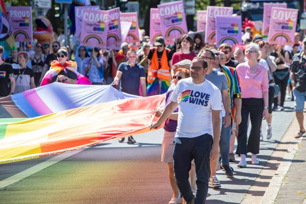Die Ruhrpride 2026 in Essen. 08.08.2026, EU, DEU, Deutschland, Nordrhein-Westfalen, Essen: Nach dem Anschlag in Berlin fand die Ruhr Pride bzw. der CSD unter dem inoffiziellen Motto Jetzt erst recht statt. Wie in den letzten Jahren zog die Demonstration vom Messeparkplatz in Rüttenscheid am Bahnhof vorbei zum Kennedyplatz in der Innenstadt. An der Spitze der Demonstration mit mehreren 1000 Personen stand der CDU-Oberbürgermeister Thomas Kufen (an der Fahne rechts). EU, DEU, Germany, North Rhine-Westphalia, Essen: Following the attack in Berlin, Ruhr Pride or the CSD took place under the unofficial slogan ˜Now more than ever™. As in previous years, the march set off from the exhibition centre car park in Rüttenscheid, p