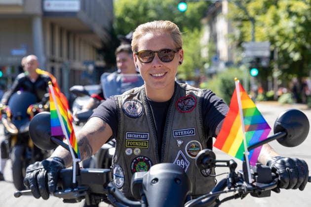 Die Ruhrpride 2026 in Essen. 08.08.2026, EU, DEU, Deutschland, Nordrhein-Westfalen, Essen: Nach dem Anschlag in Berlin fand die Ruhr Pride bzw. der CSD unter dem inoffiziellen Motto Jetzt erst recht statt. Wie in den letzten Jahren zog die Demonstration vom Messeparkplatz in Rüttenscheid am Bahnhof vorbei zum Kennedyplatz in der Innenstadt. An der Spitze der Demonstration mit mehreren 1000 Personen stand der CDU-Oberbürgermeister Thomas Kufen. EU, DEU, Germany, North Rhine-Westphalia, Essen: Following the attack in Berlin, Ruhr Pride or the CSD took place under the unofficial slogan ˜Now more than ever™. As in previous years, the march set off from the exhibition centre car park in Rüttenscheid, passed the railway stat