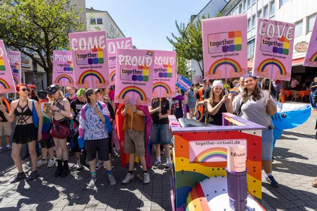 Die Ruhrpride 2026 in Essen. 08.08.2026, EU, DEU, Deutschland, Nordrhein-Westfalen, Essen: Nach dem Anschlag in Berlin fand die Ruhr Pride bzw. der CSD unter dem inoffiziellen Motto Jetzt erst recht statt. Wie in den letzten Jahren zog die Demonstration vom Messeparkplatz in Rüttenscheid am Bahnhof vorbei zum Kennedyplatz in der Innenstadt. An der Spitze der Demonstration mit mehreren 1000 Personen stand der CDU-Oberbürgermeister Thomas Kufen. EU, DEU, Germany, North Rhine-Westphalia, Essen: Following the attack in Berlin, Ruhr Pride or the CSD took place under the unofficial slogan ˜Now more than ever™. As in previous years, the march set off from the exhibition centre car park in Rüttenscheid, passed the railway stat