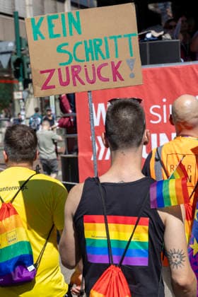 Die Ruhrpride 2026 in Essen. 08.08.2026, EU, DEU, Deutschland, Nordrhein-Westfalen, Essen: Nach dem Anschlag in Berlin fand die Ruhr Pride bzw. der CSD unter dem inoffiziellen Motto Jetzt erst recht statt. Wie in den letzten Jahren zog die Demonstration vom Messeparkplatz in Rüttenscheid am Bahnhof vorbei zum Kennedyplatz in der Innenstadt. An der Spitze der Demonstration mit mehreren 1000 Personen stand der CDU-Oberbürgermeister Thomas Kufen. EU, DEU, Germany, North Rhine-Westphalia, Essen: Following the attack in Berlin, Ruhr Pride or the CSD took place under the unofficial slogan ˜Now more than ever™. As in previous years, the march set off from the exhibition centre car park in Rüttenscheid, passed the railway stat