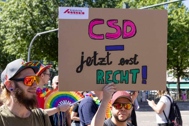 Die Ruhrpride 2026 in Essen. 08.08.2026, EU, DEU, Deutschland, Nordrhein-Westfalen, Essen: Nach dem Anschlag in Berlin fand die Ruhr Pride bzw. der CSD unter dem inoffiziellen Motto Jetzt erst recht statt. Wie in den letzten Jahren zog die Demonstration vom Messeparkplatz in Rüttenscheid am Bahnhof vorbei zum Kennedyplatz in der Innenstadt. An der Spitze der Demonstration mit mehreren 1000 Personen stand der CDU-Oberbürgermeister Thomas Kufen. EU, DEU, Germany, North Rhine-Westphalia, Essen: Following the attack in Berlin, Ruhr Pride or the CSD took place under the unofficial slogan ˜Now more than ever™. As in previous years, the march set off from the exhibition centre car park in Rüttenscheid, passed the railway stat