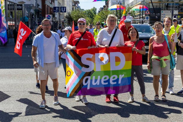 Die Ruhrpride 2026 in Essen. 08.08.2026, EU, DEU, Deutschland, Nordrhein-Westfalen, Essen: Nach dem Anschlag in Berlin fand die Ruhr Pride bzw. der CSD unter dem inoffiziellen Motto Jetzt erst recht statt. Wie in den letzten Jahren zog die Demonstration vom Messeparkplatz in Rüttenscheid am Bahnhof vorbei zum Kennedyplatz in der Innenstadt. An der Spitze der Demonstration mit mehreren 1000 Personen stand der CDU-Oberbürgermeister Thomas Kufen. EU, DEU, Germany, North Rhine-Westphalia, Essen: Following the attack in Berlin, Ruhr Pride or the CSD took place under the unofficial slogan ˜Now more than ever™. As in previous years, the march set off from the exhibition centre car park in Rüttenscheid, passed the railway stat