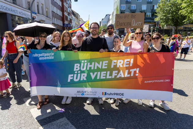 Die Ruhrpride 2026 in Essen. 08.08.2026, EU, DEU, Deutschland, Nordrhein-Westfalen, Essen: Nach dem Anschlag in Berlin fand die Ruhr Pride bzw. der CSD unter dem inoffiziellen Motto Jetzt erst recht statt. Wie in den letzten Jahren zog die Demonstration vom Messeparkplatz in Rüttenscheid am Bahnhof vorbei zum Kennedyplatz in der Innenstadt. An der Spitze der Demonstration mit mehreren 1000 Personen stand der CDU-Oberbürgermeister Thomas Kufen. EU, DEU, Germany, North Rhine-Westphalia, Essen: Following the attack in Berlin, Ruhr Pride or the CSD took place under the unofficial slogan ˜Now more than ever™. As in previous years, the march set off from the exhibition centre car park in Rüttenscheid, passed the railway stat