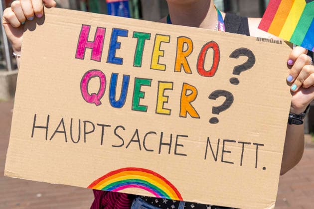 Die Ruhrpride 2026 in Essen. 08.08.2026, EU, DEU, Deutschland, Nordrhein-Westfalen, Essen: Nach dem Anschlag in Berlin fand die Ruhr Pride bzw. der CSD unter dem inoffiziellen Motto Jetzt erst recht statt. Wie in den letzten Jahren zog die Demonstration vom Messeparkplatz in Rüttenscheid am Bahnhof vorbei zum Kennedyplatz in der Innenstadt. An der Spitze der Demonstration mit mehreren 1000 Personen stand der CDU-Oberbürgermeister Thomas Kufen. EU, DEU, Germany, North Rhine-Westphalia, Essen: Following the attack in Berlin, Ruhr Pride or the CSD took place under the unofficial slogan ˜Now more than ever™. As in previous years, the march set off from the exhibition centre car park in Rüttenscheid, passed the railway stat