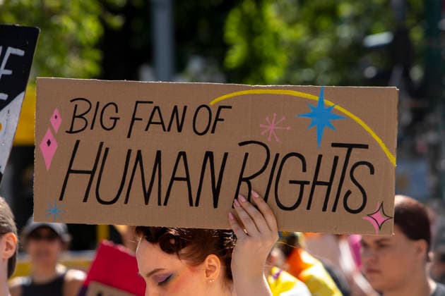 Die Ruhrpride 2026 in Essen. 08.08.2026, EU, DEU, Deutschland, Nordrhein-Westfalen, Essen: Nach dem Anschlag in Berlin fand die Ruhr Pride bzw. der CSD unter dem inoffiziellen Motto Jetzt erst recht statt. Wie in den letzten Jahren zog die Demonstration vom Messeparkplatz in Rüttenscheid am Bahnhof vorbei zum Kennedyplatz in der Innenstadt. An der Spitze der Demonstration mit mehreren 1000 Personen stand der CDU-Oberbürgermeister Thomas Kufen. EU, DEU, Germany, North Rhine-Westphalia, Essen: Following the attack in Berlin, Ruhr Pride or the CSD took place under the unofficial slogan ˜Now more than ever™. As in previous years, the march set off from the exhibition centre car park in Rüttenscheid, passed the railway stat