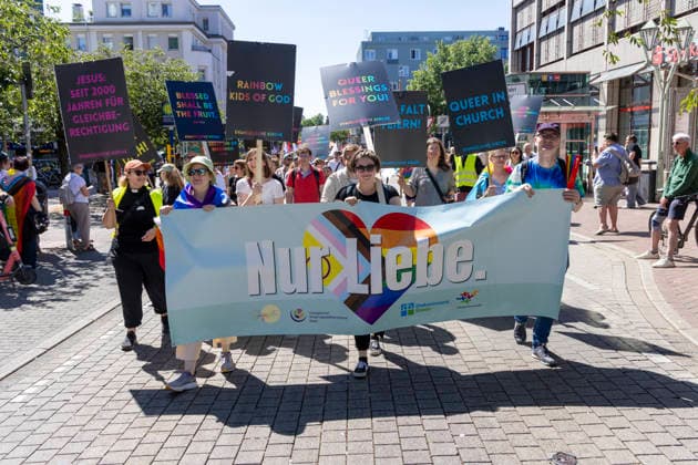 Die Ruhrpride 2026 in Essen. 08.08.2026, EU, DEU, Deutschland, Nordrhein-Westfalen, Essen: Nach dem Anschlag in Berlin fand die Ruhr Pride bzw. der CSD unter dem inoffiziellen Motto Jetzt erst recht statt. Wie in den letzten Jahren zog die Demonstration vom Messeparkplatz in Rüttenscheid am Bahnhof vorbei zum Kennedyplatz in der Innenstadt. An der Spitze der Demonstration mit mehreren 1000 Personen stand der CDU-Oberbürgermeister Thomas Kufen. EU, DEU, Germany, North Rhine-Westphalia, Essen: Following the attack in Berlin, Ruhr Pride or the CSD took place under the unofficial slogan ˜Now more than ever™. As in previous years, the march set off from the exhibition centre car park in Rüttenscheid, passed the railway stat