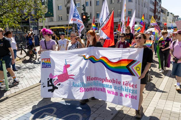 Die Ruhrpride 2026 in Essen. 08.08.2026, EU, DEU, Deutschland, Nordrhein-Westfalen, Essen: Nach dem Anschlag in Berlin fand die Ruhr Pride bzw. der CSD unter dem inoffiziellen Motto Jetzt erst recht statt. Wie in den letzten Jahren zog die Demonstration vom Messeparkplatz in Rüttenscheid am Bahnhof vorbei zum Kennedyplatz in der Innenstadt. An der Spitze der Demonstration mit mehreren 1000 Personen stand der CDU-Oberbürgermeister Thomas Kufen. EU, DEU, Germany, North Rhine-Westphalia, Essen: Following the attack in Berlin, Ruhr Pride or the CSD took place under the unofficial slogan ˜Now more than ever™. As in previous years, the march set off from the exhibition centre car park in Rüttenscheid, passed the railway stat
