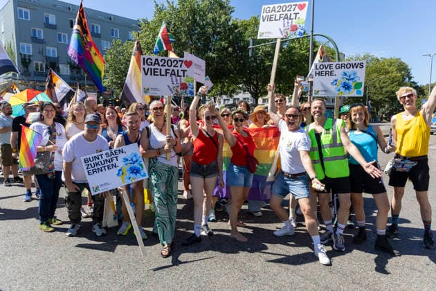 Die Ruhrpride 2026 in Essen. 08.08.2026, EU, DEU, Deutschland, Nordrhein-Westfalen, Essen: Nach dem Anschlag in Berlin fand die Ruhr Pride bzw. der CSD unter dem inoffiziellen Motto Jetzt erst recht statt. Wie in den letzten Jahren zog die Demonstration vom Messeparkplatz in Rüttenscheid am Bahnhof vorbei zum Kennedyplatz in der Innenstadt. An der Spitze der Demonstration mit mehreren 1000 Personen stand der CDU-Oberbürgermeister Thomas Kufen. EU, DEU, Germany, North Rhine-Westphalia, Essen: Following the attack in Berlin, Ruhr Pride or the CSD took place under the unofficial slogan ˜Now more than ever™. As in previous years, the march set off from the exhibition centre car park in Rüttenscheid, passed the railway stat