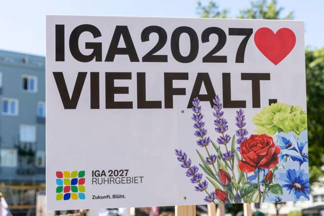 Die Ruhrpride 2026 in Essen. 08.08.2026, EU, DEU, Deutschland, Nordrhein-Westfalen, Essen: Nach dem Anschlag in Berlin fand die Ruhr Pride bzw. der CSD unter dem inoffiziellen Motto Jetzt erst recht statt. Wie in den letzten Jahren zog die Demonstration vom Messeparkplatz in Rüttenscheid am Bahnhof vorbei zum Kennedyplatz in der Innenstadt. An der Spitze der Demonstration mit mehreren 1000 Personen stand der CDU-Oberbürgermeister Thomas Kufen. EU, DEU, Germany, North Rhine-Westphalia, Essen: Following the attack in Berlin, Ruhr Pride or the CSD took place under the unofficial slogan ˜Now more than ever™. As in previous years, the march set off from the exhibition centre car park in Rüttenscheid, passed the railway stat