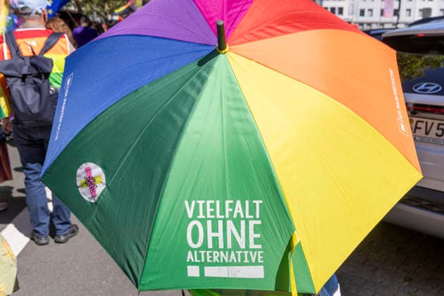 Die Ruhrpride 2026 in Essen. 08.08.2026, EU, DEU, Deutschland, Nordrhein-Westfalen, Essen: Nach dem Anschlag in Berlin fand die Ruhr Pride bzw. der CSD unter dem inoffiziellen Motto Jetzt erst recht statt. Wie in den letzten Jahren zog die Demonstration vom Messeparkplatz in Rüttenscheid am Bahnhof vorbei zum Kennedyplatz in der Innenstadt. An der Spitze der Demonstration mit mehreren 1000 Personen stand der CDU-Oberbürgermeister Thomas Kufen. EU, DEU, Germany, North Rhine-Westphalia, Essen: Following the attack in Berlin, Ruhr Pride or the CSD took place under the unofficial slogan ˜Now more than ever™. As in previous years, the march set off from the exhibition centre car park in Rüttenscheid, passed the railway stat