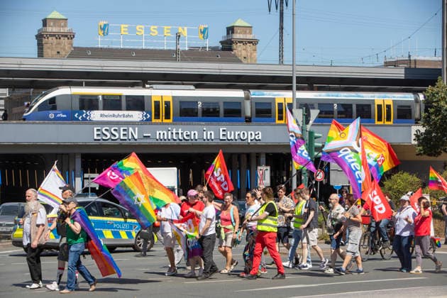 News Bilder des Tages Die Ruhrpride 2026 in Essen. 08.08.2026, EU, DEU, Deutschland, Nordrhein-Westfalen, Essen: Nach dem Anschlag in Berlin fand die Ruhr Pride bzw. der CSD unter dem inoffiziellen Motto Jetzt erst recht? statt. Wie in den letzten Jahren zog die Demonstration vom Messeparkplatz in Rüttenscheid am Bahnhof vorbei zum Kennedyplatz in der Innenstadt. An der Spitze der Demonstration mit mehreren 1000 Personen stand der CDU-Oberbürgermeister Thomas Kufen. EU, DEU, Germany, North Rhine-Westphalia, Essen: Following the attack in Berlin, Ruhr Pride or the CSD took place under the unofficial slogan ˜Now more than ever™. As in previous years, the march set off from the exhibition centre car park in Rüttenscheid, passed the railway stat