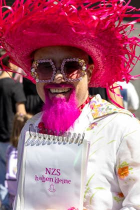 Die Ruhrpride 2026 in Essen. 08.08.2026, EU, DEU, Deutschland, Nordrhein-Westfalen, Essen: Nach dem Anschlag in Berlin fand die Ruhr Pride bzw. der CSD unter dem inoffiziellen Motto Jetzt erst recht statt. Wie in den letzten Jahren zog die Demonstration vom Messeparkplatz in Rüttenscheid am Bahnhof vorbei zum Kennedyplatz in der Innenstadt. An der Spitze der Demonstration mit mehreren 1000 Personen stand der CDU-Oberbürgermeister Thomas Kufen. EU, DEU, Germany, North Rhine-Westphalia, Essen: Following the attack in Berlin, Ruhr Pride or the CSD took place under the unofficial slogan ˜Now more than ever™. As in previous years, the march set off from the exhibition centre car park in Rüttenscheid, passed the railway stat