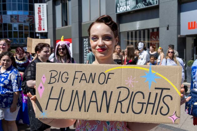 Die Ruhrpride 2026 in Essen. 08.08.2026, EU, DEU, Deutschland, Nordrhein-Westfalen, Essen: Nach dem Anschlag in Berlin fand die Ruhr Pride bzw. der CSD unter dem inoffiziellen Motto Jetzt erst recht statt. Wie in den letzten Jahren zog die Demonstration vom Messeparkplatz in Rüttenscheid am Bahnhof vorbei zum Kennedyplatz in der Innenstadt. An der Spitze der Demonstration mit mehreren 1000 Personen stand der CDU-Oberbürgermeister Thomas Kufen. EU, DEU, Germany, North Rhine-Westphalia, Essen: Following the attack in Berlin, Ruhr Pride or the CSD took place under the unofficial slogan ˜Now more than ever™. As in previous years, the march set off from the exhibition centre car park in Rüttenscheid, passed the railway stat