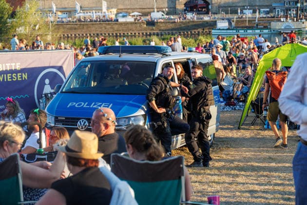 08.08.2026 - Konzert von Schlagersänger Roland Kaiser. Tausende Fans verfolgen den Auftritt bei der Kaisermania am Elbufer. Polizisten zeigen Presents Dresden Sachsen Deutschland *** August 8, 2026: Concert by pop singer Roland Kaiser. Thousands of fans watch the performance at Kaisermania on the banks of the Elbe. Police officers on duty. Dresden, Saxony, Germany