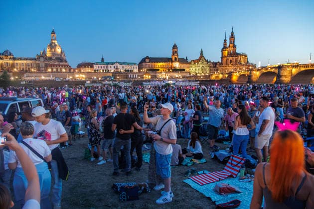 08.08.2026 - Konzert von Schlagersänger Roland Kaiser. Tausende Fans verfolgen den Auftritt bei der Kaisermania am Elbufer Dresden Sachsen Deutschland *** August 8, 2026: Concert by pop singer Roland Kaiser. Thousands of fans watch the performance at Kaisermania on the banks of the Elbe in Dresden, Saxony, Germany