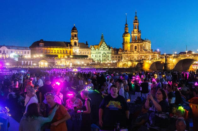 08.08.2026 - Konzert von Schlagersänger Roland Kaiser. Tausende Fans verfolgen den Auftritt bei der Kaisermania am Elbufer Dresden Sachsen Deutschland *** August 8, 2026: Concert by pop singer Roland Kaiser. Thousands of fans watch the performance at Kaisermania on the banks of the Elbe River in Dresden, Saxony, Germany
