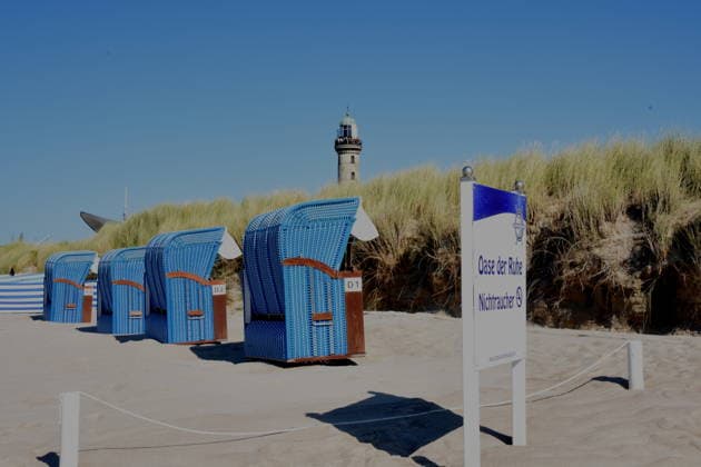 Strand -Strandkoerbe Leuchtturm Warnemuende Ostsee 08.08.2026 Hafen 35 .Hanse Sail-Treffen von Segelschiffen und Schiffen Foto Warnemuende Ostsee *** Beach, beach chairs, lighthouse, Warnemünde, Baltic Sea, August 8, 2026, Harbor 35, Hanse Sail, gathering of sailboats and ships, photo, Warnemünde, Baltic Sea