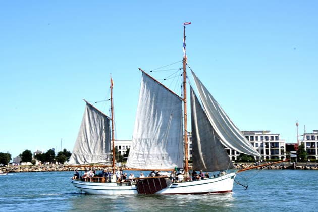 Segelschiff Passagiere Warnemuende Ostsee 08.08.2026 Hafen 35 .Hanse Sail-Treffen von Segelschiffen und Schiffen Foto Warnemuende Ostsee *** Sailing Ship Passengers Warnemünde Baltic Sea August 8, 2026 Pier 35 Hanse Sail Gathering of Sailing Ships and Vessels Photo Warnemünde Baltic Sea