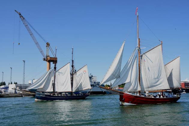 Segelschiffe Passagiere Warnemuende Ostsee 08.08.2026 Hafen 35 .Hanse Sail-Treffen von Segelschiffen und Schiffen Foto Warnemuende Ostsee *** Sailing ships, passengers, Warnemünde, Baltic Sea, August 8, 2026, Pier 35, Hanse Sail, gathering of sailing ships and other vessels, photo, Warnemünde, Baltic Sea
